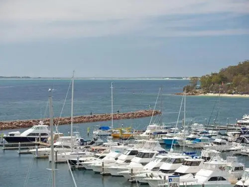 2 'Paradiso', 4 Laman Street - beautiful unit with stunning water views & pool