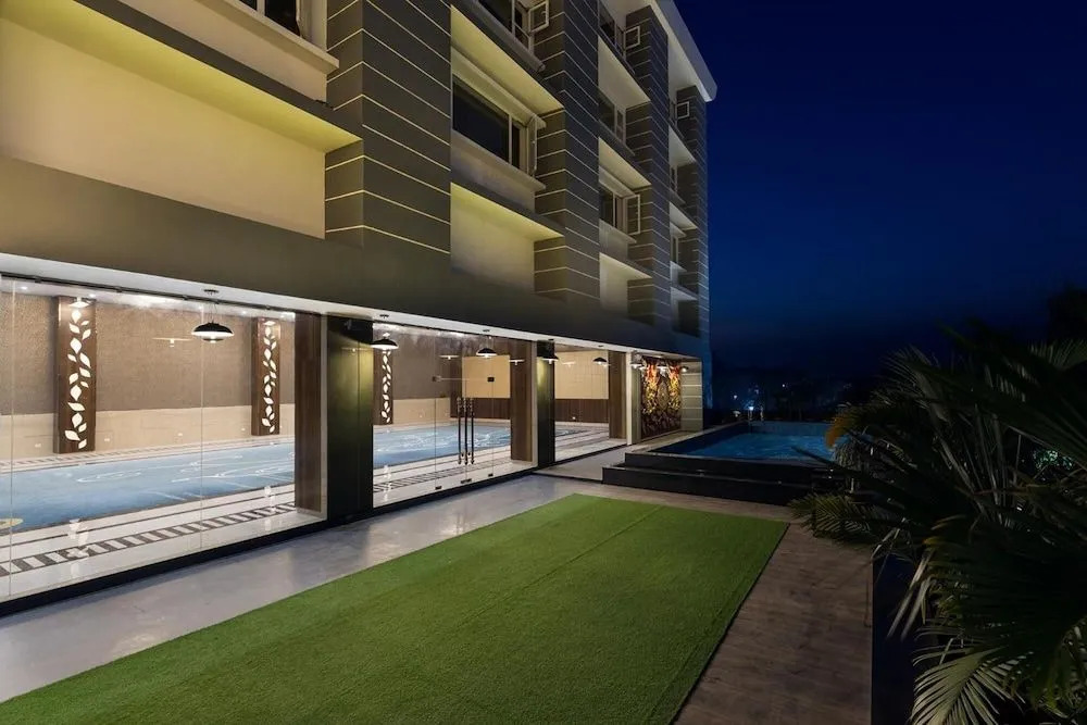 Hotel Saffron Crest