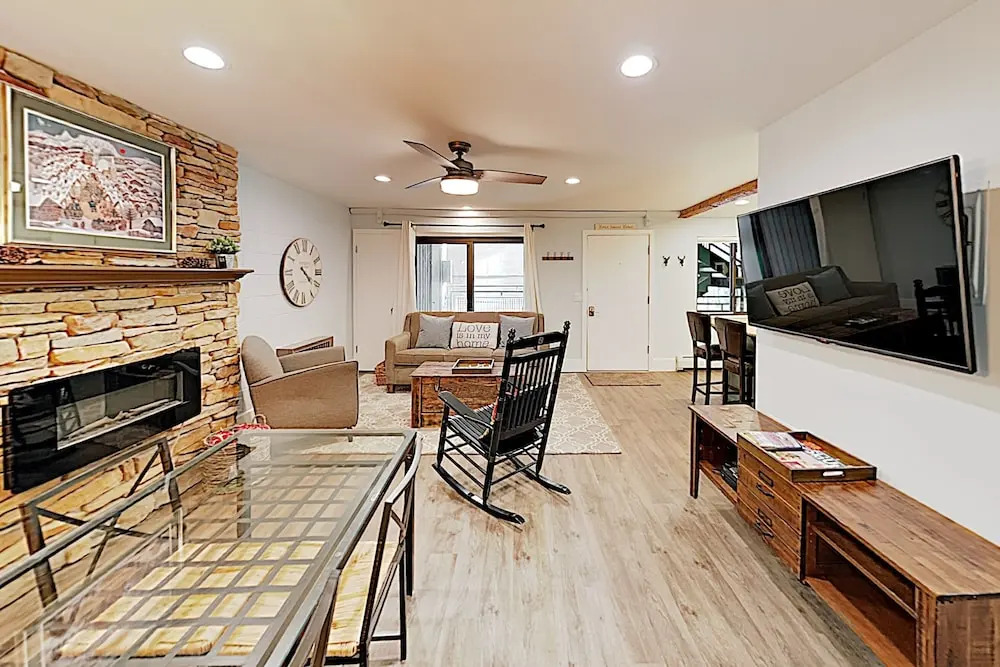 Luxe W/ Pool & Hot Tub - Steps To Lifts! 2 Bedroom Condo