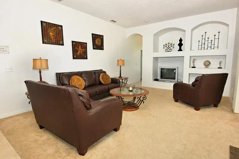 623 Coventry Drive 5 Bedrooms, 3 Bathrooms