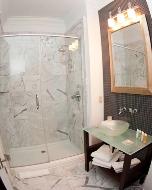 Carriage House Hotel