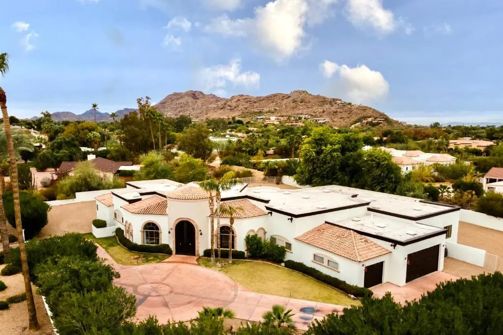 Sleeps 19, 7bdr Estate! Sports Court, Putting Green, Pool Farrier by Avantstay