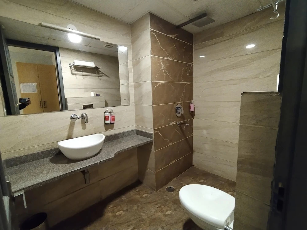 Lime Tree Hotel - Near Medanta Hospital