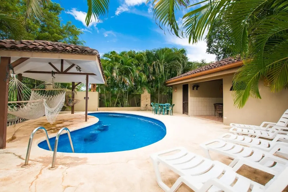Cozy Garden Condo with Vibrant Tropical Decor, Swimming Pool and Rancho