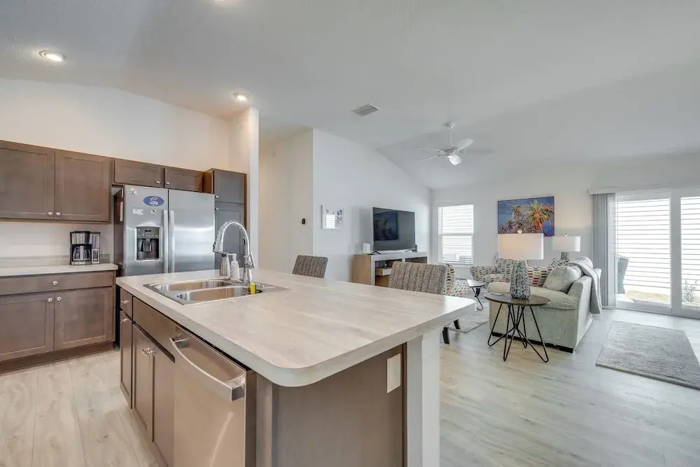 Pool Access, Patio & Grill: Sunny Florida Escape