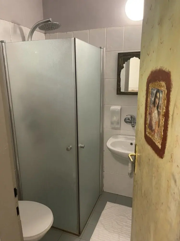 יערה בכפר קרוב לנחל