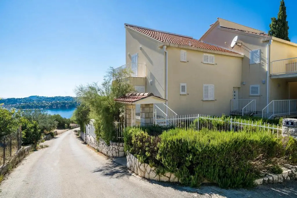 Comfort 1-Bedroom Apartment with Pool & Sea view