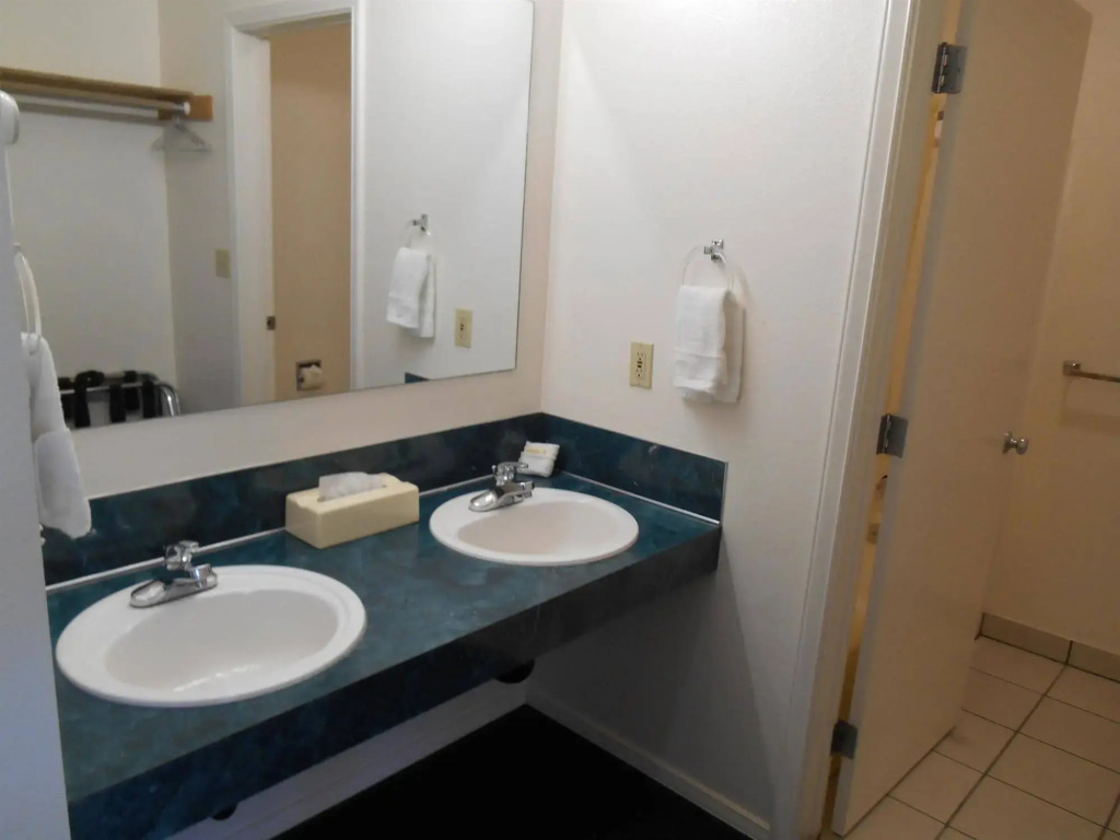 GuestHouse Inn Enumclaw