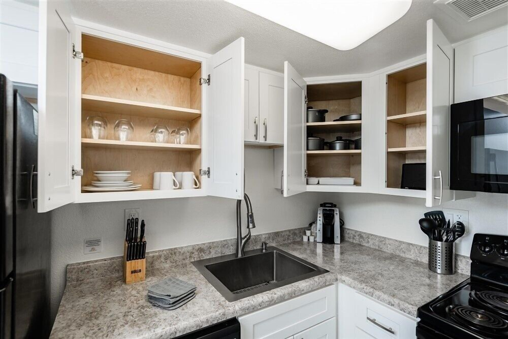 101 -Fully Furnished 1BR Suite-Prime Location! by RedAwning