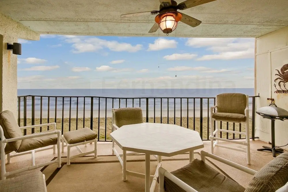 Redecorated Foreshore Condo with Spacious Balcony by RedAwning