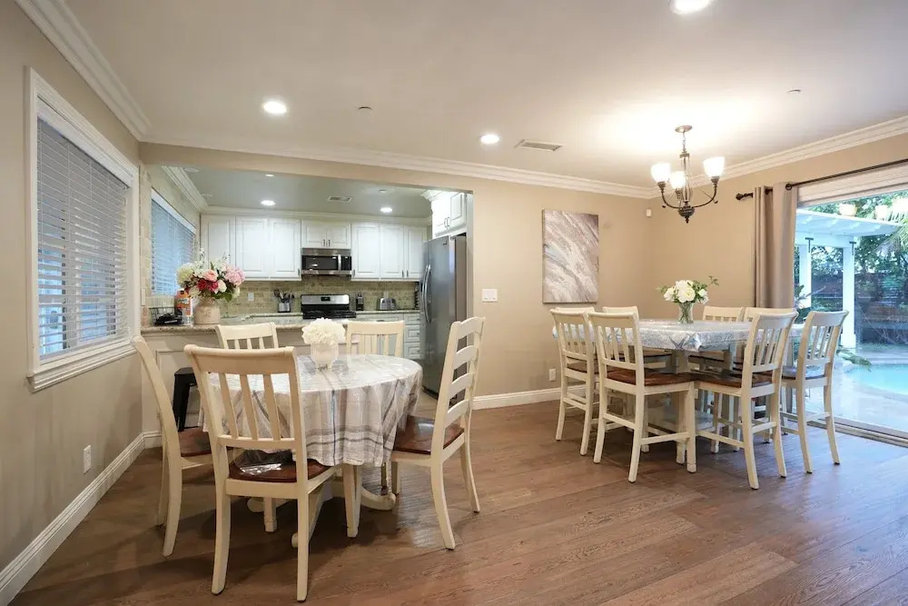 Fantastic 6 bedroom, 4.5 bath home (4 master Suites), pool home