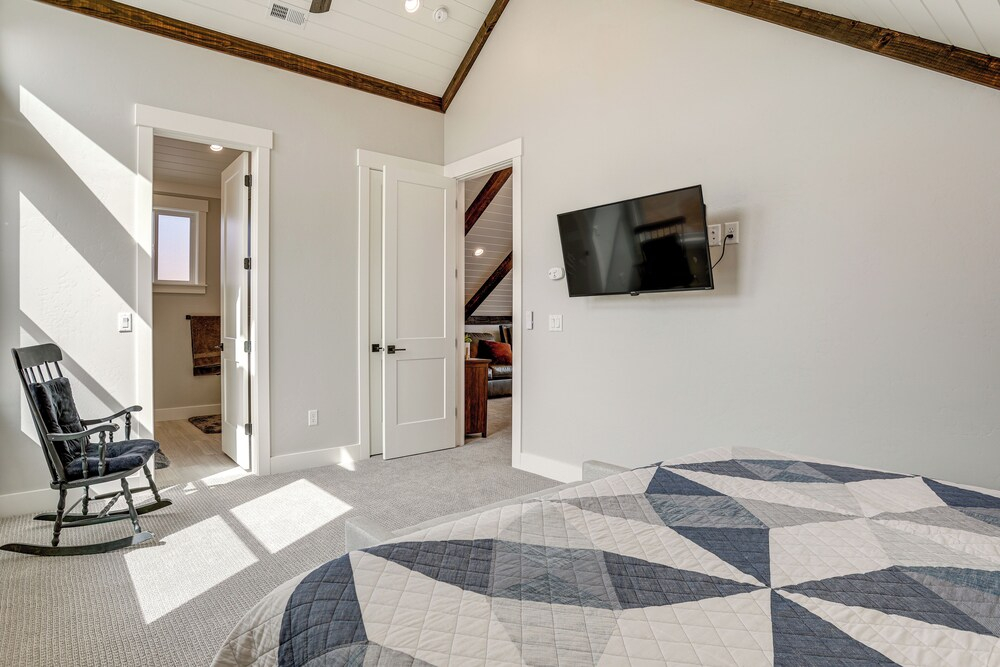 Mtn & Lake Views: Family Retreat in Bear Lake!
