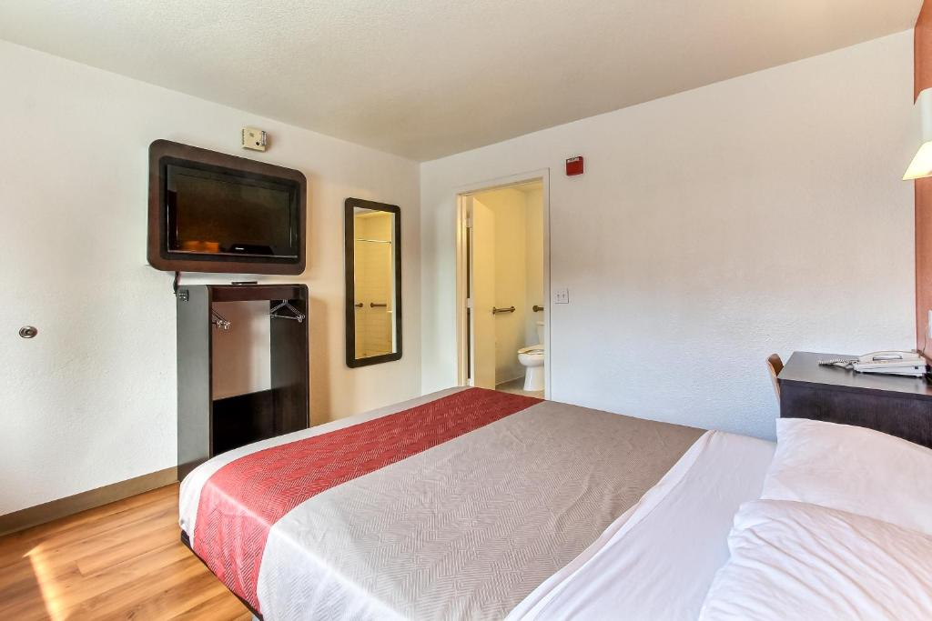Super 8 by Wyndham Santa Clara