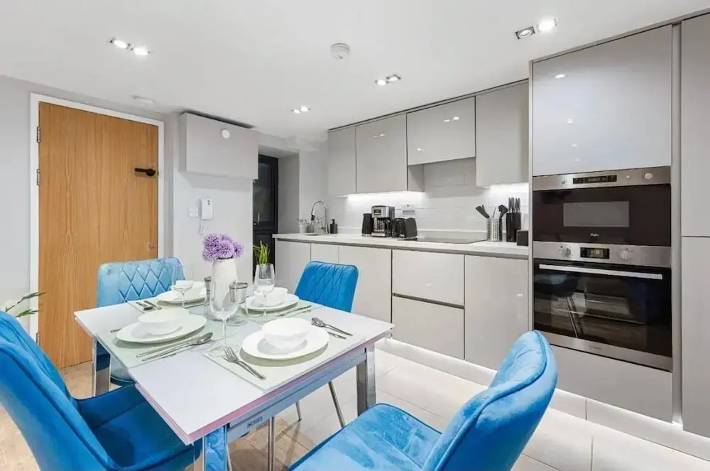 Modern Battersea Apartment - Sleeps 6 & Mini Bar