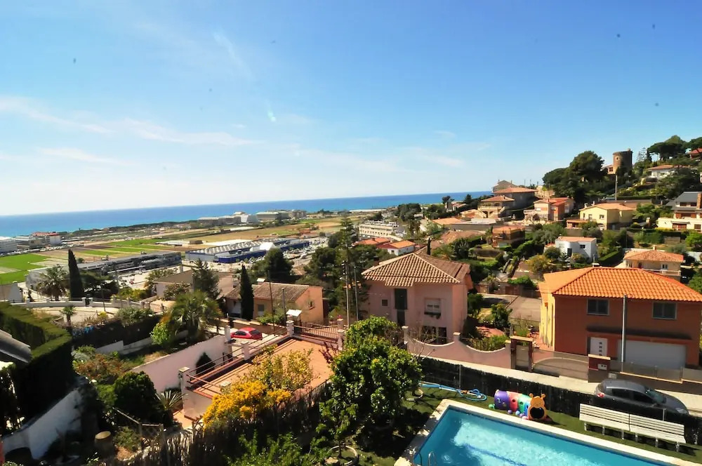 Amitie - Costa Barcelona by Homeholidaysrentals