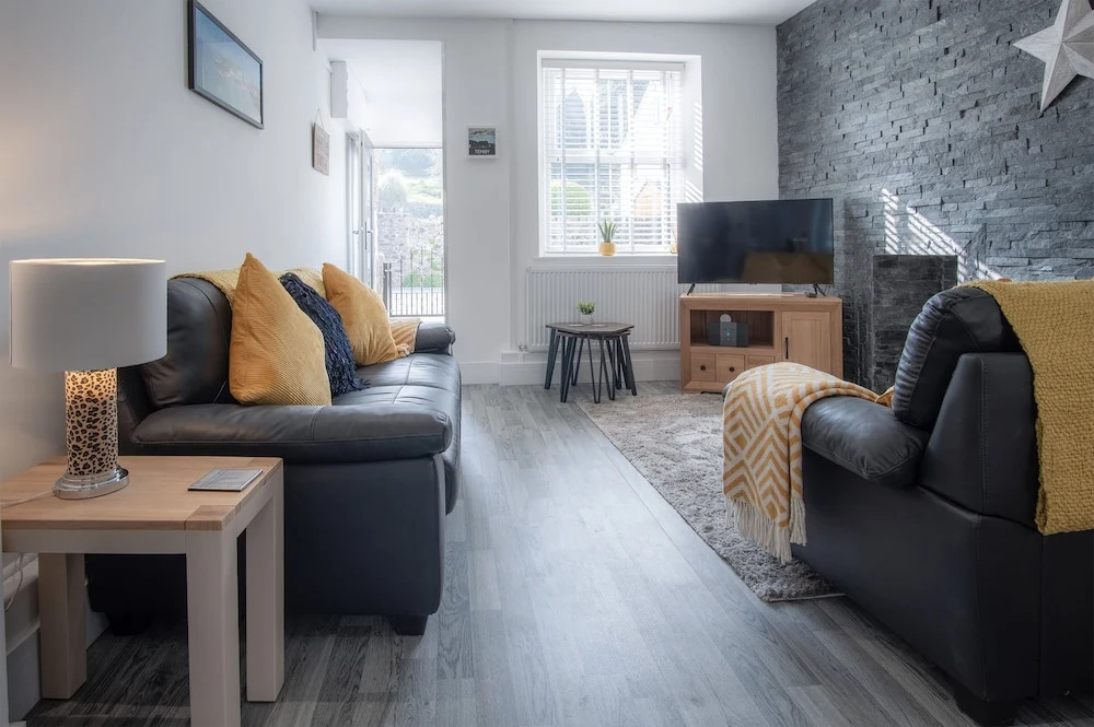 Hawtree Cottage - 2 Bedroom Cottage - Tenby