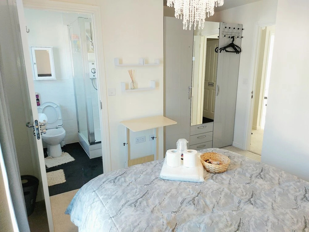 3 Guest Rooms in a 3bed house with kitchen, ENSUITE options also available