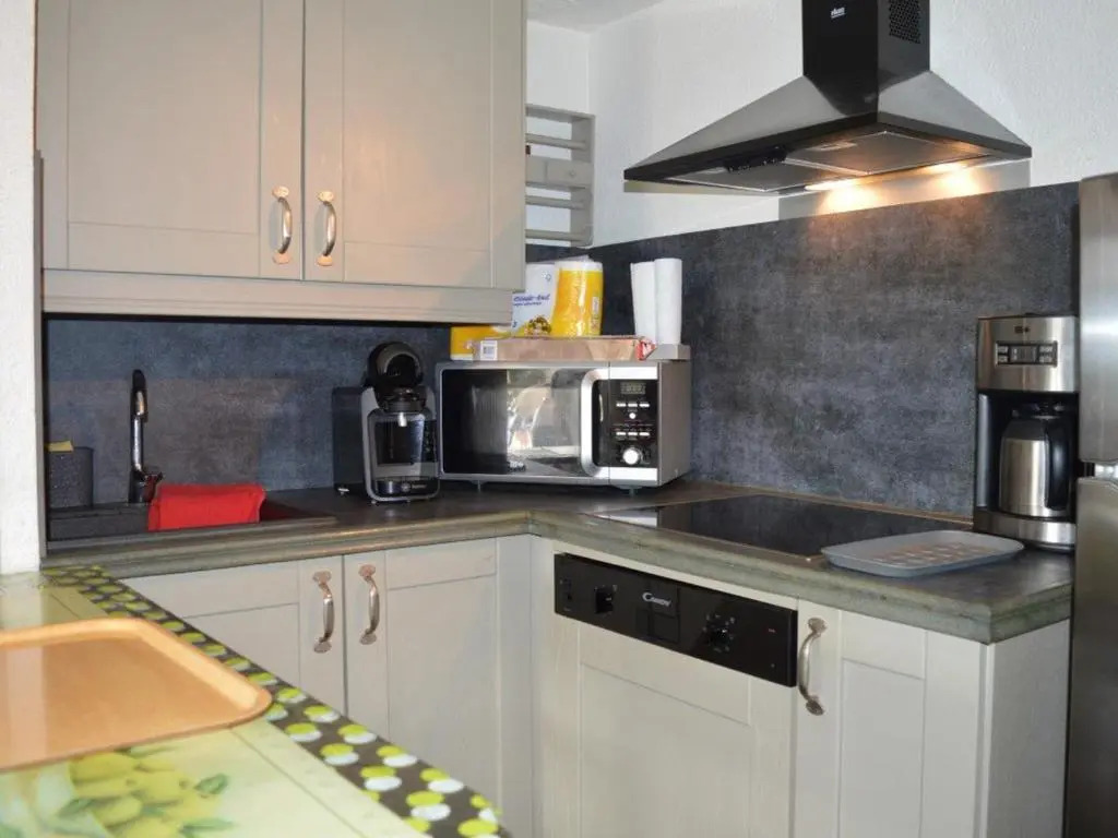 Maison climatisée 2 pièces/mez, 5 couchages, proche port et plage, parking, véranda, terrasse, animaux OK - FR-1-225D-110