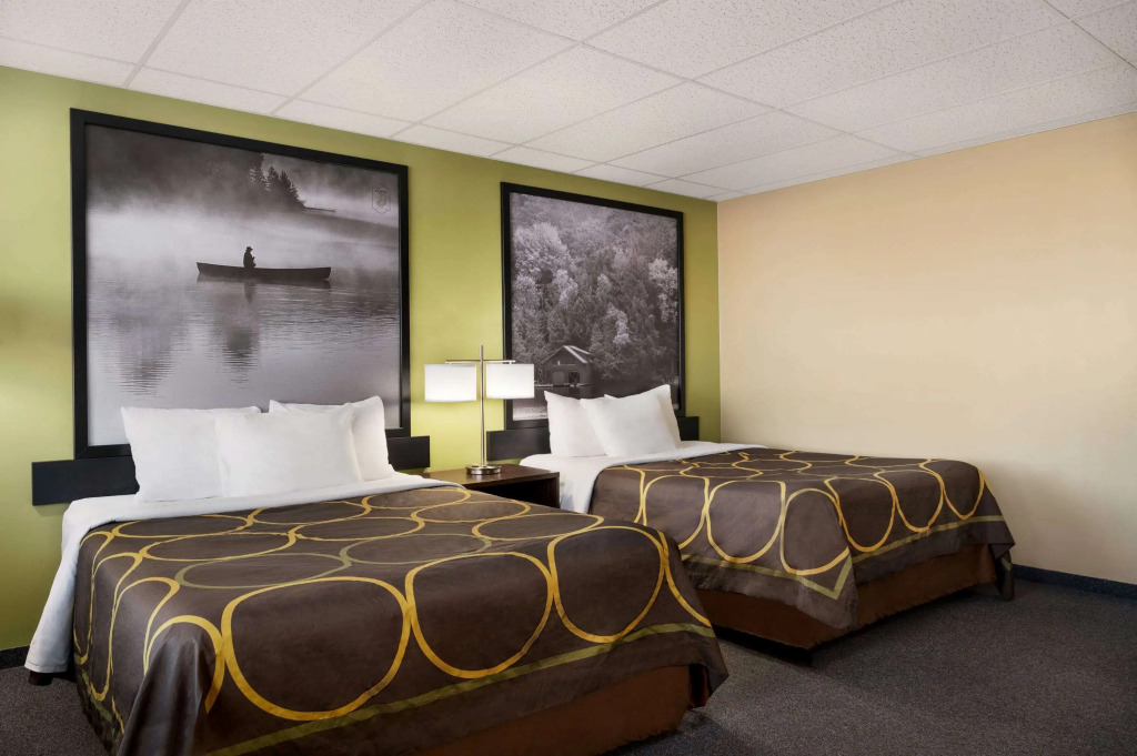 Super 8 by Wyndham Hearst ON