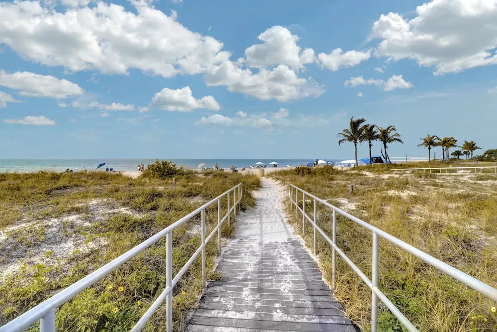 New Listing! Shoreside - Walk To Waves 1 Bedroom Condo