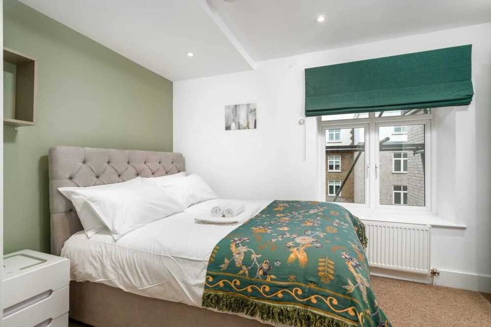 Stunning 3BD Flat, Parking, Sleeps Six, Near Park