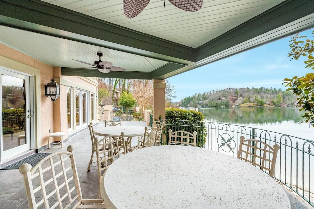 Magnificant & Private Lakefront 5 Bedroom Home