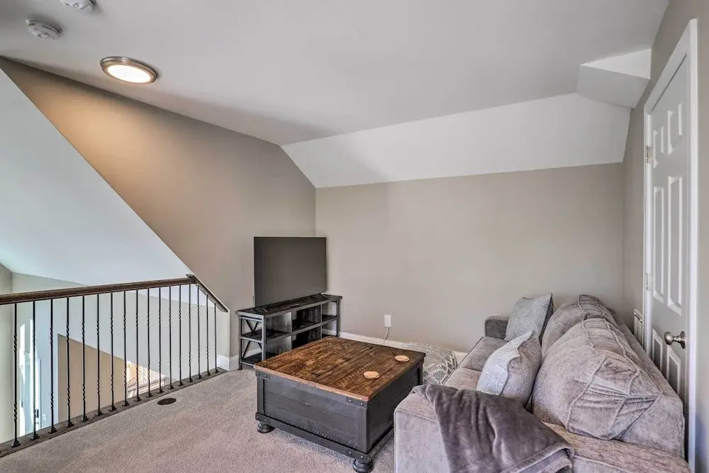 Mtn Views, Walkable Location: Asheville Retreat