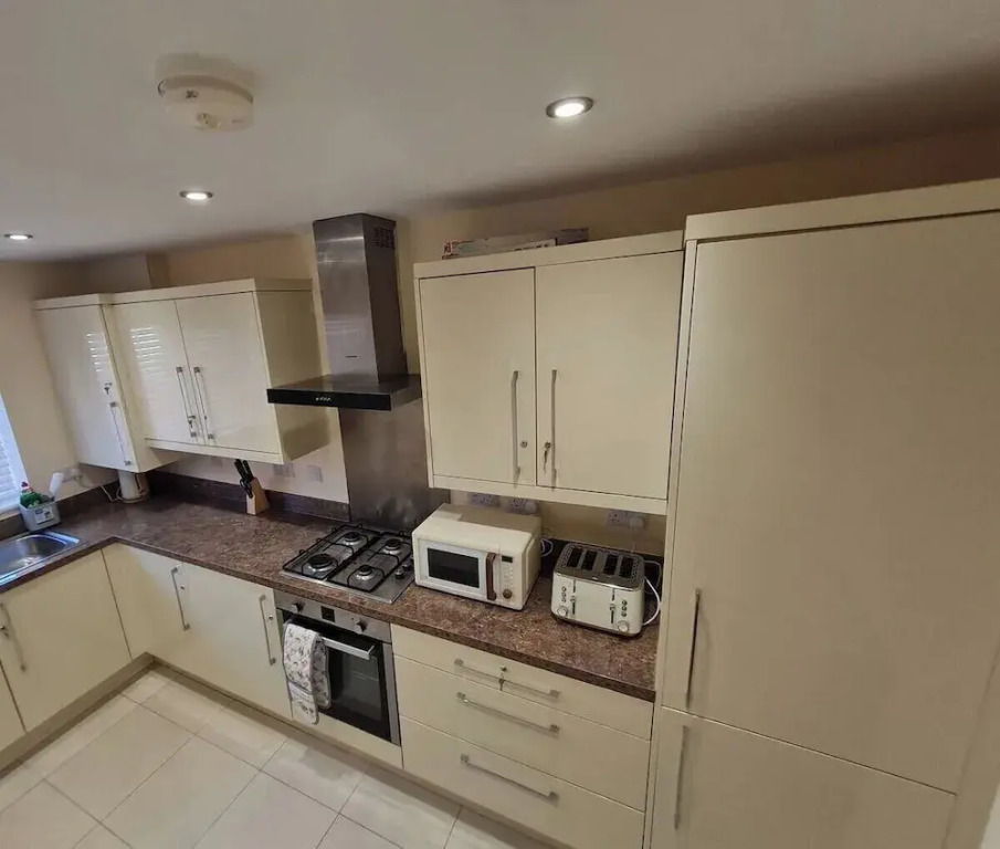 Spacious 3-bed House - Sleeps 8, Garden & Parking