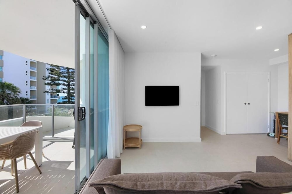 Luxury 2BR Palm Beach Apartment