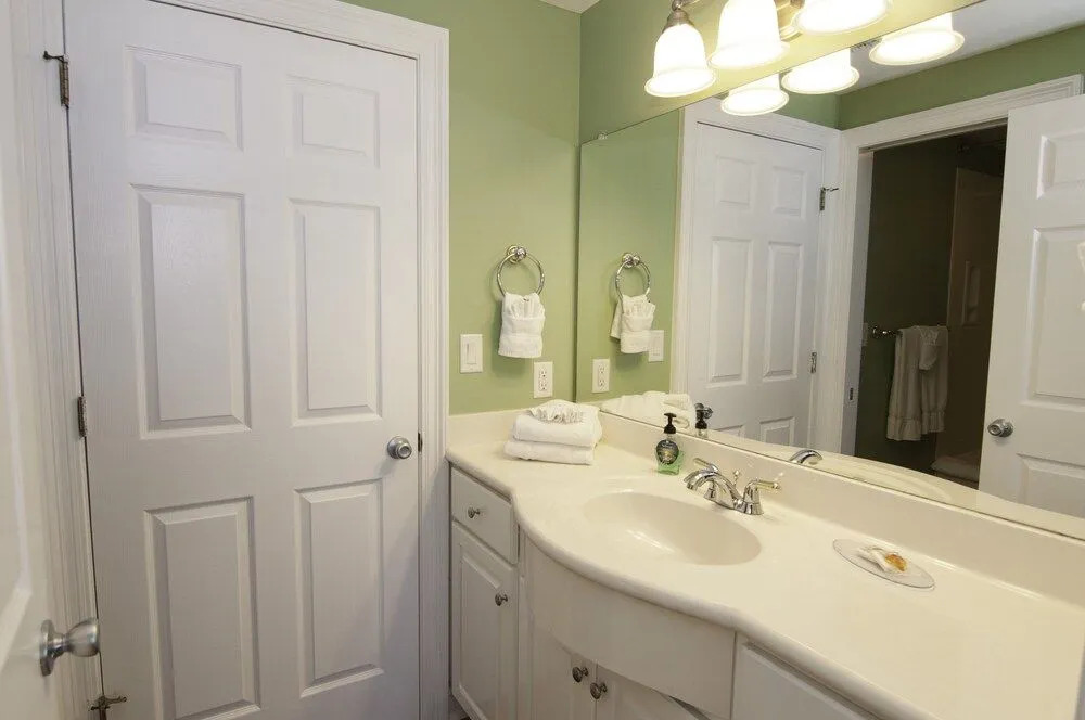 Beautiful Condo with Spacious Balcony to Enjoy Fascinating Ocean View - Unit 1002 by RedAwning