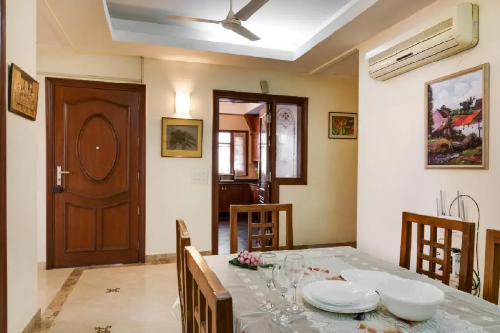 Hostie Aarna-4 BR apt near Moolchand/Apollo, S. Delhi