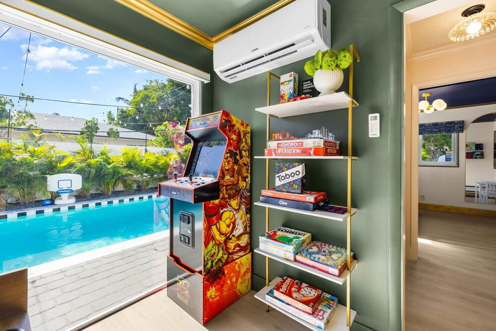 5 Min to Beach Heated Pool Hot Tub BBQ