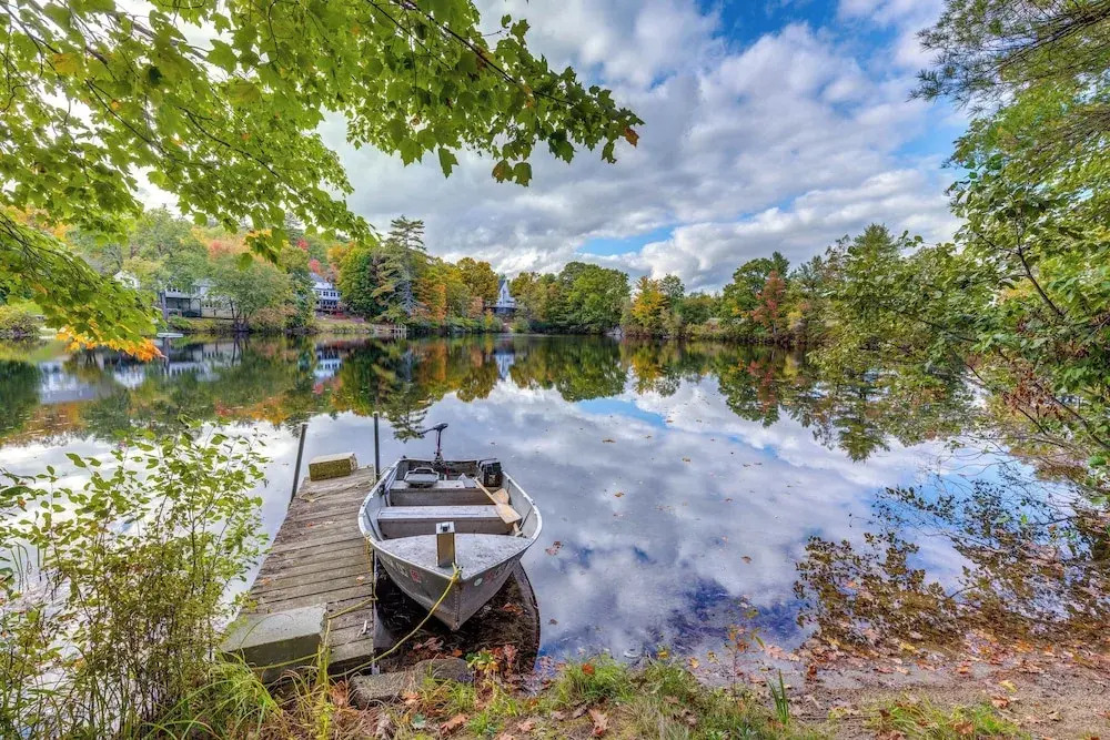 Idyllic Lakefront Cottage Near Mount Sunapee
