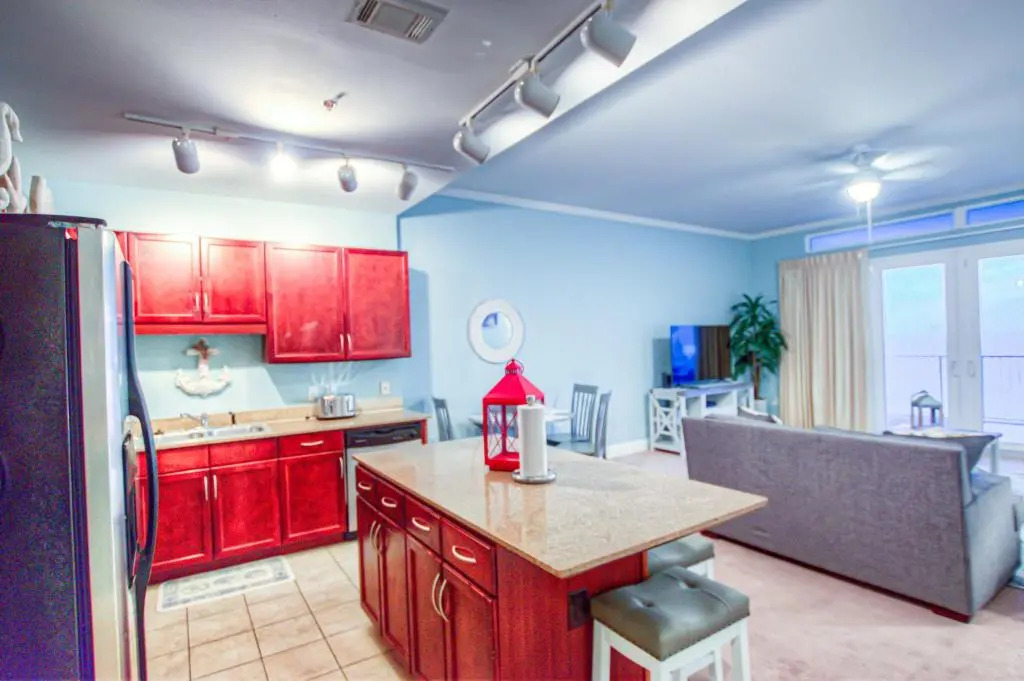 Large 3 Bd Penthouse 2020 In Laketown, Great Views and Amenities!