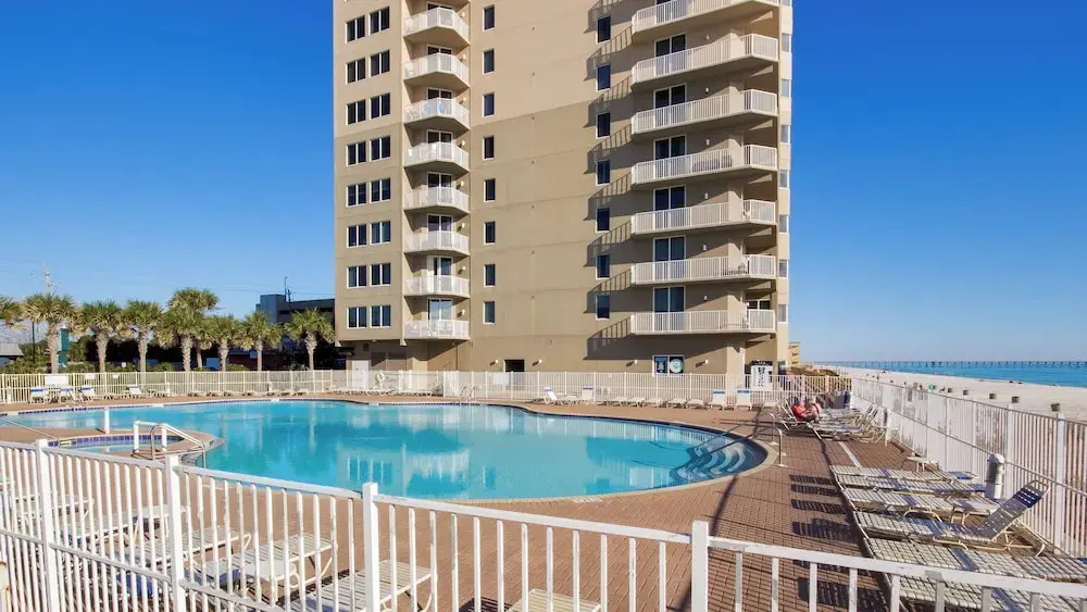 Tidewater Escape: 1br/2ba Beachfront Condo, Sleeps 6, Gulf Views & Comfort!