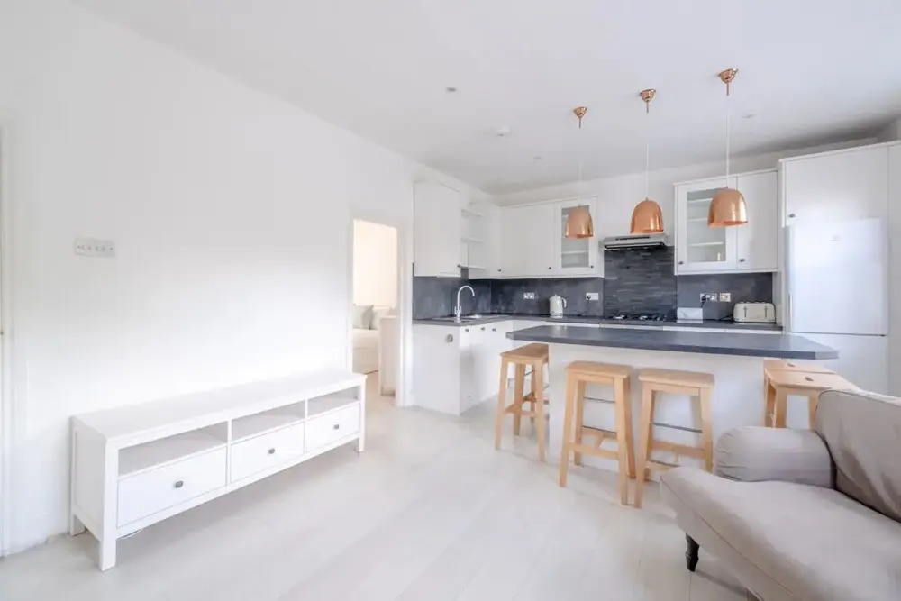 Airy 2 Bedroom Apartment Next to Clapham Common