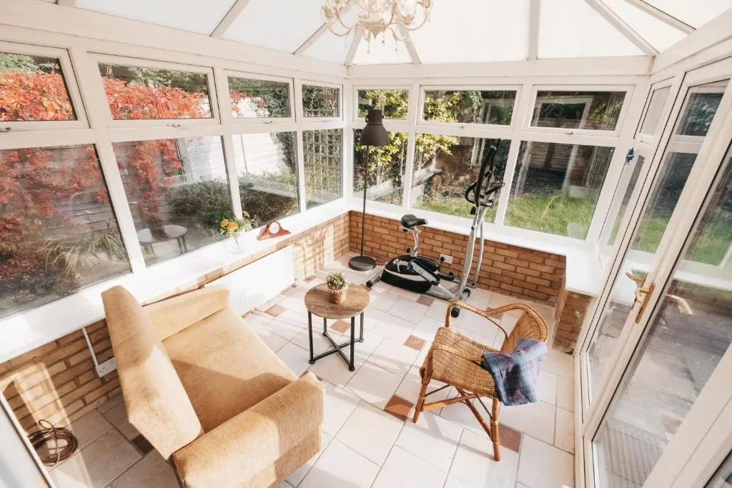 Booker Avenue House - Stunning 4-bed with garden and parking
