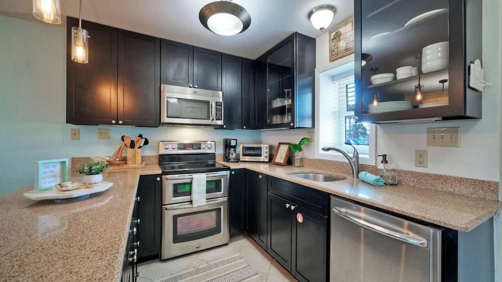 Sleeps 18 2 Beachfront Condos, Pool, Pickleball Courts Island Retreat