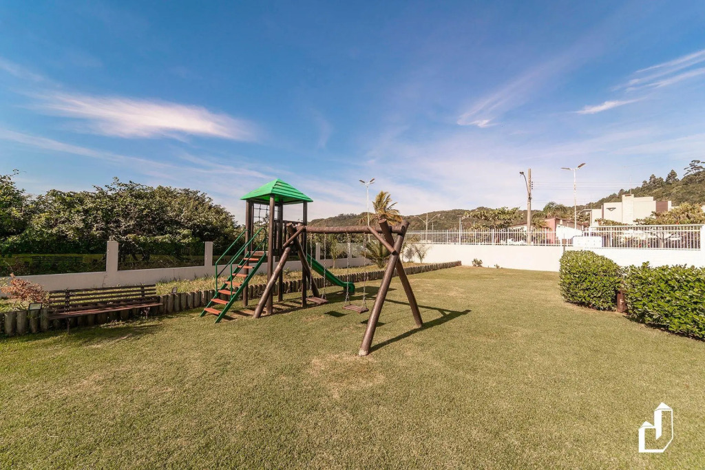 Duplex com piscina à beira mar e 03 suítes