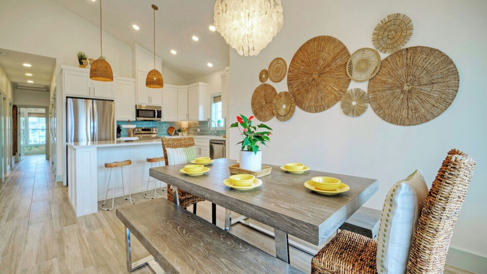 Sleeps 24 2 Homes, Walk to the Beach, Private Pools, Fire Pit, Modern Design