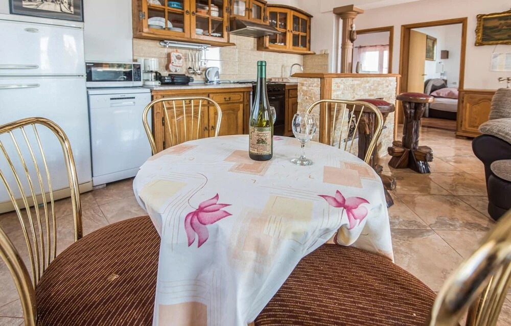 Nice Apartment in Rovanjska / Jasenice With 2 Bedrooms and Wifi