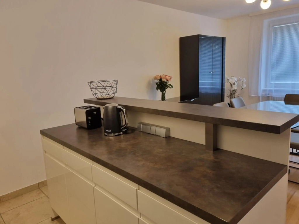 Cozy Private Rooms in 2BR City Retreat, Prime Central Location