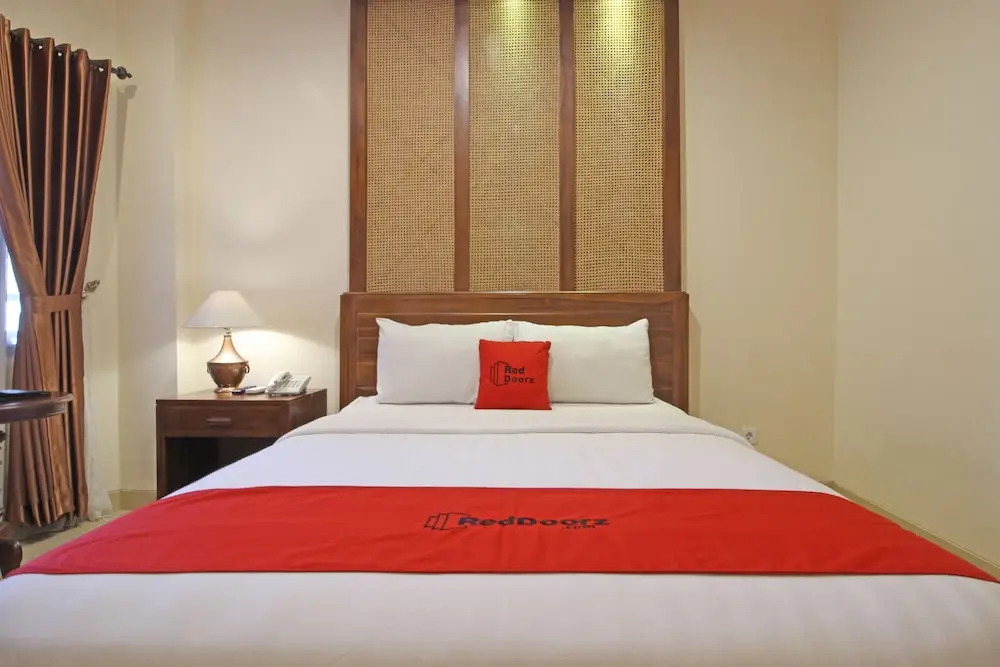 RedDoorz Premium At The Garden Suites Solo