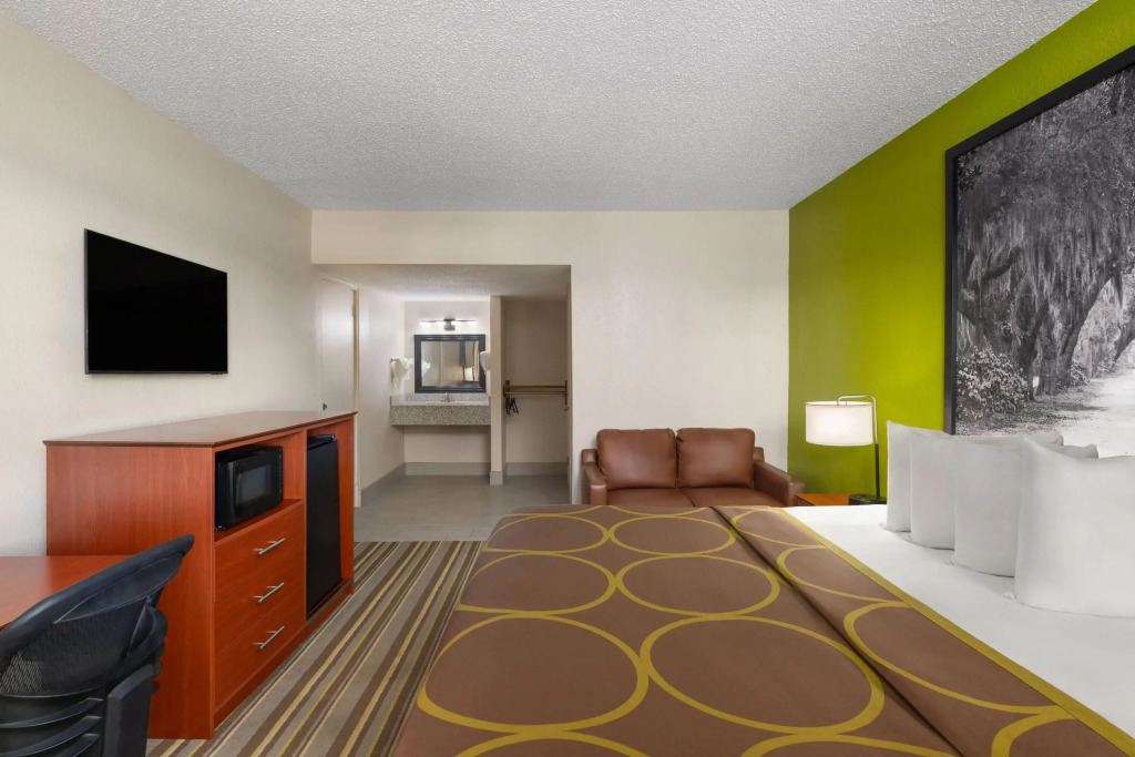 Super 8 by Wyndham Lake City