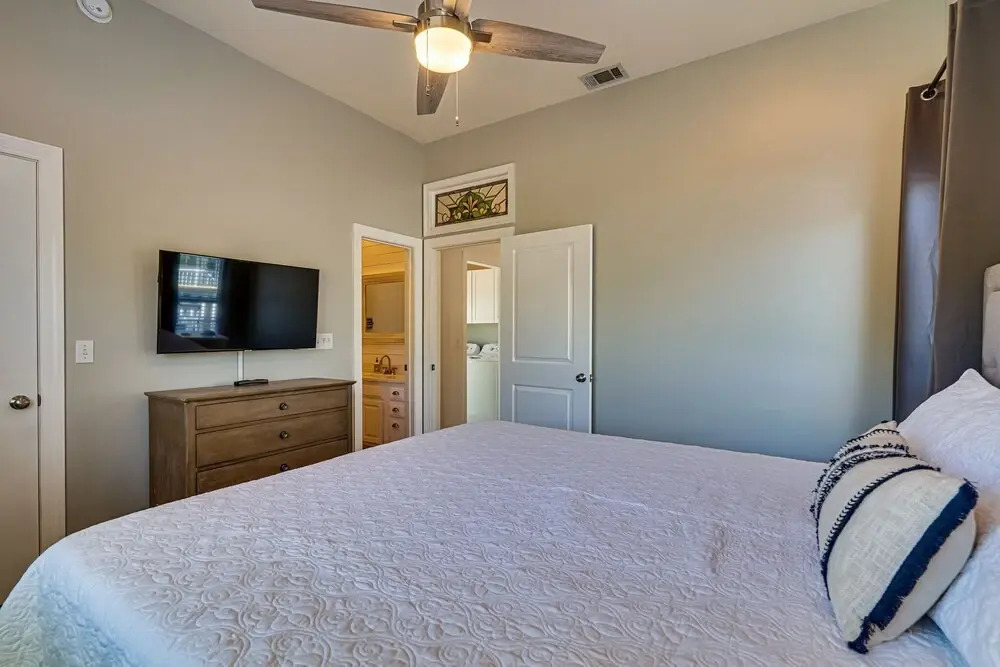 Magnolia Charms by Avantstay 2 Mins TO Beach Pet Friendly, BBQ & Balcony Views!