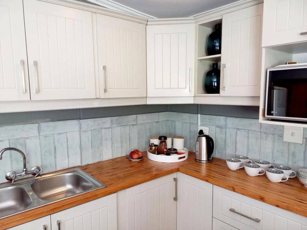 Villa Roc Guesthouse - Pet Friendly