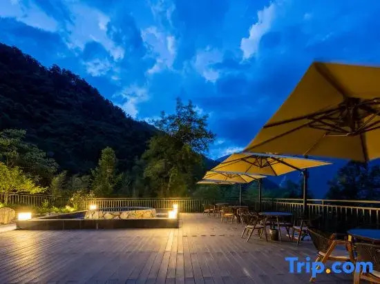 Shanshuijian Hot Spring Hotel (Hailuogou Glacier Forest Park)