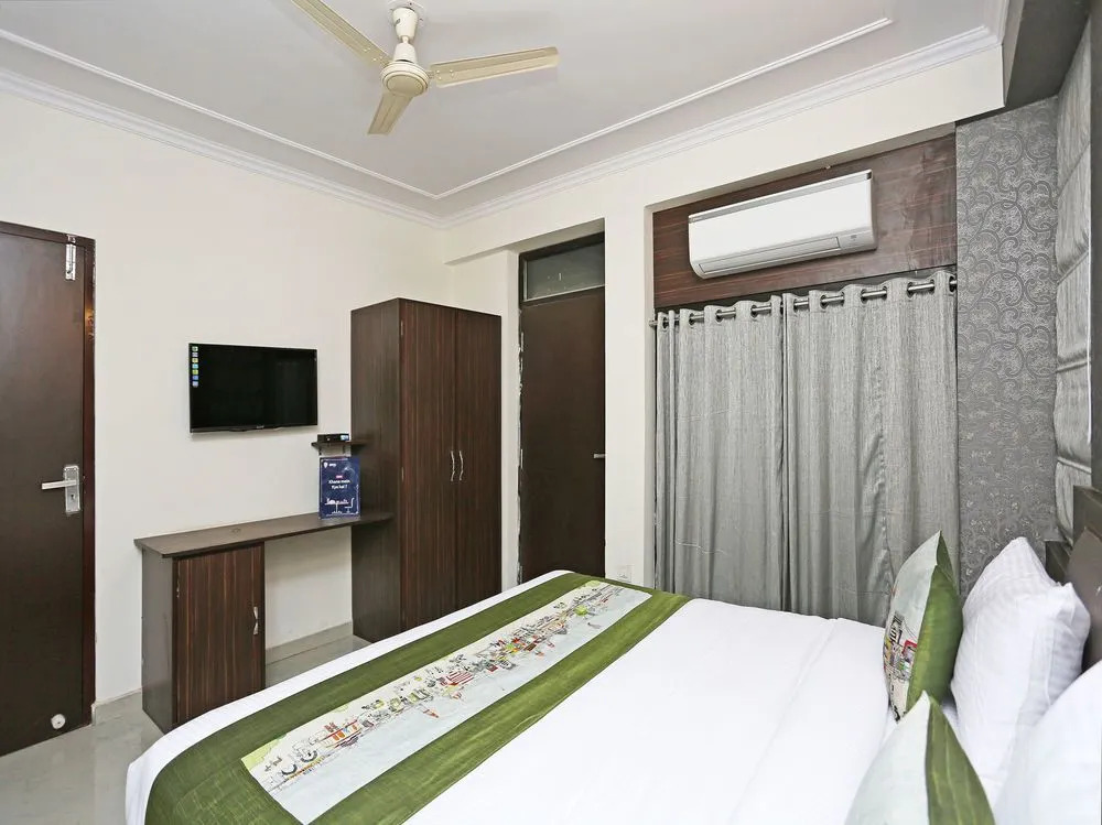 OYO 9596 Hotel Radha Nikunj Residency