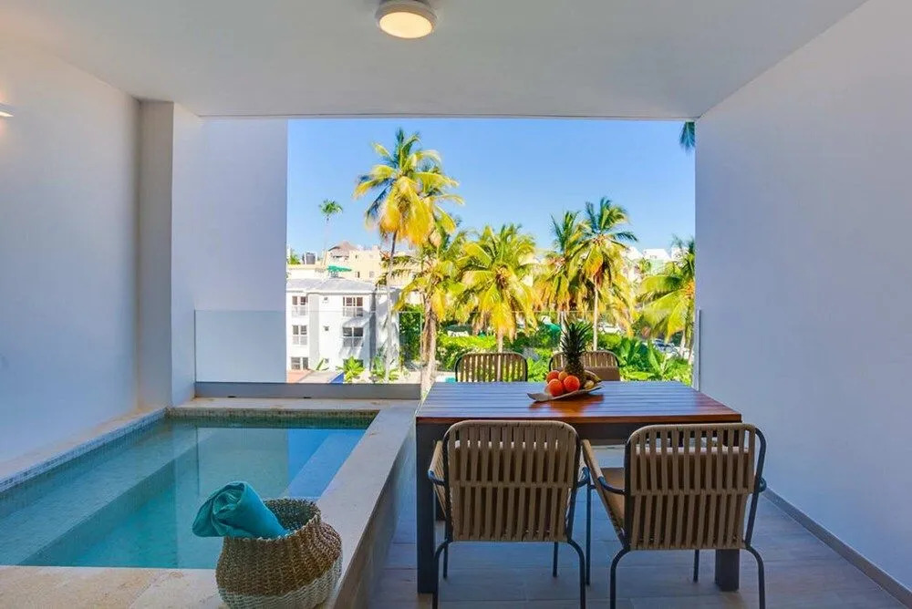 2 bed Condo With Private Picuzzi Steps From the Beach