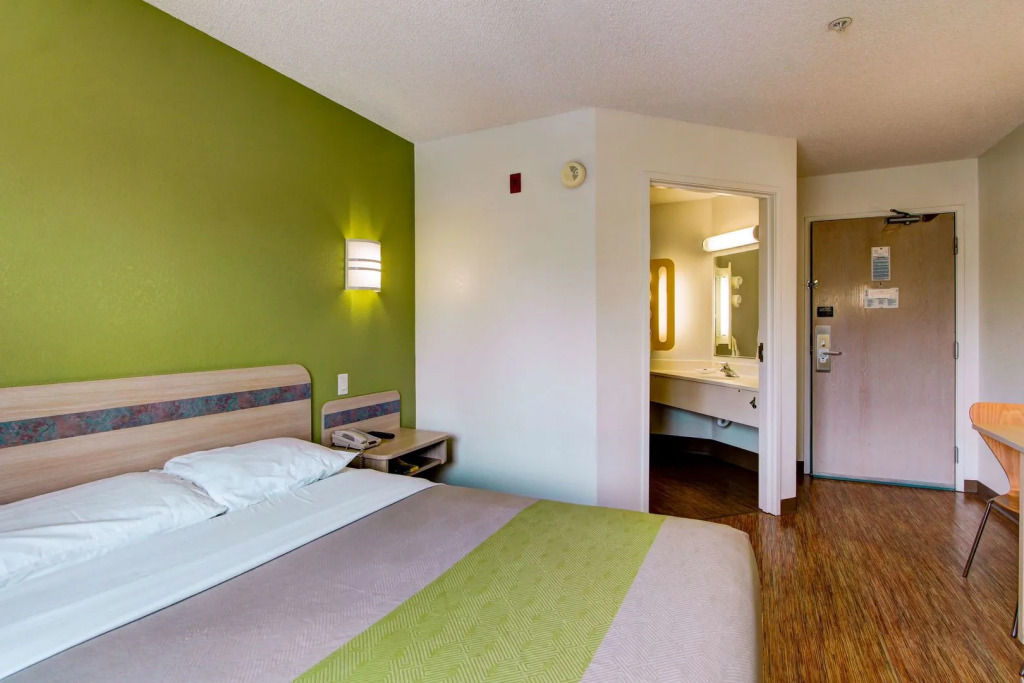 Super 8 by Wyndham Aurora East
